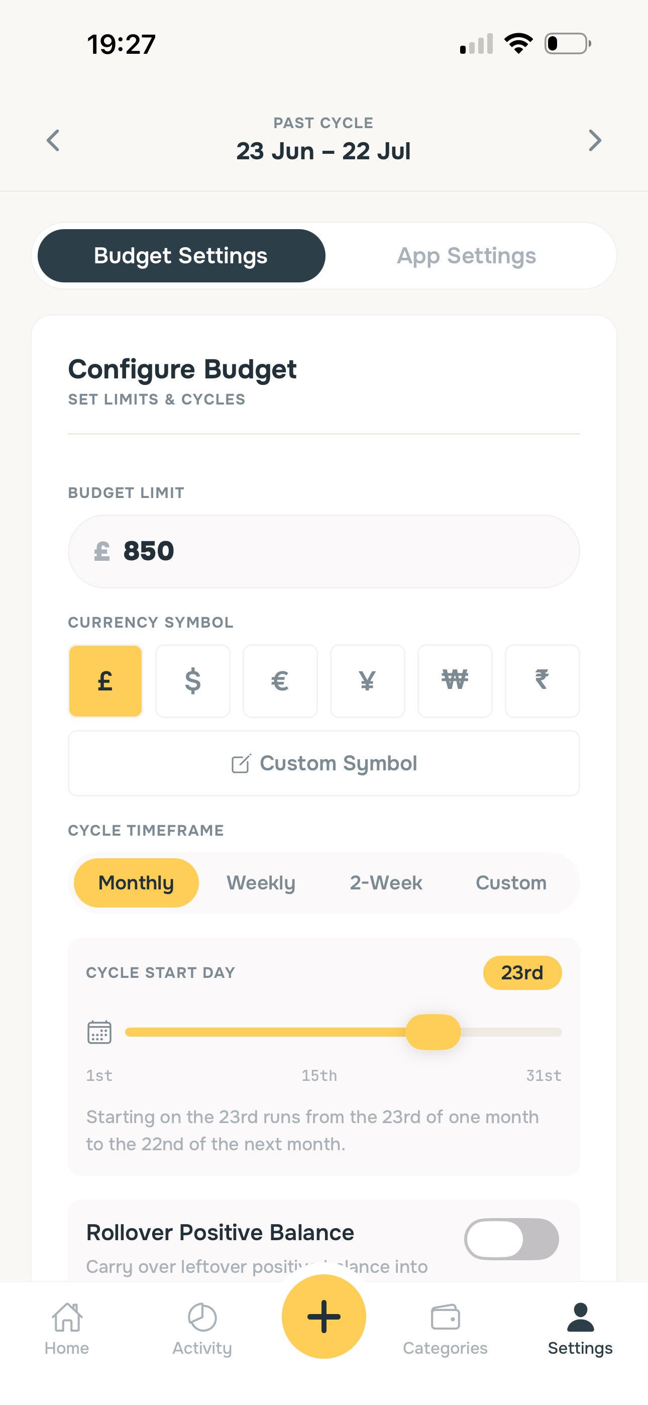 Budget settings screen showing cycle timeframe, custom start day, and a rollover toggle.